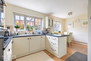 Kitchen/Breakfast Room- click for photo gallery